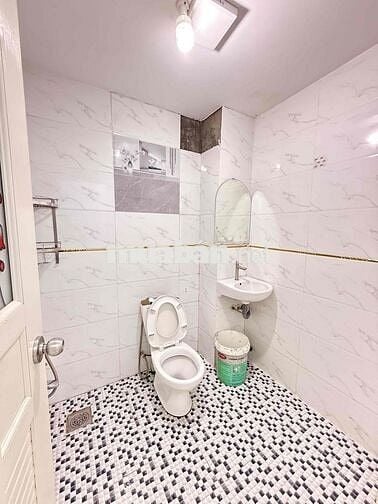 Bán nhà 5 phòng ngủ 2 mặt tiền Nguyễn Biểu, sát quận 1
