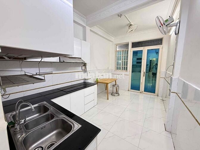 Bán nhà 5 phòng ngủ 2 mặt tiền Nguyễn Biểu, sát quận 1