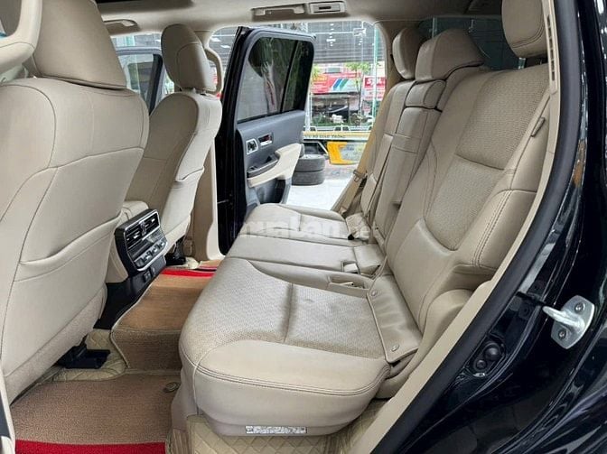 Bán Toyota Land Cruiser LC300 màu đen, Nội thất kem, sản xuất 2024.