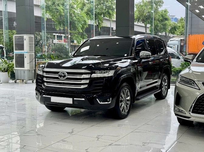 Bán Toyota Land Cruiser LC300 màu đen, Nội thất kem, sản xuất 2024.