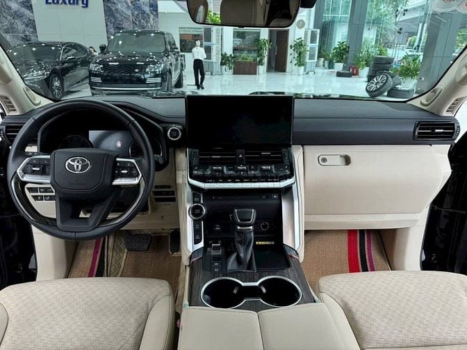 Bán Toyota Land Cruiser LC300 màu đen, Nội thất kem, sản xuất 2024.