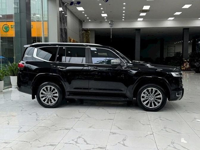 Bán Toyota Land Cruiser LC300 màu đen, Nội thất kem, sản xuất 2024.