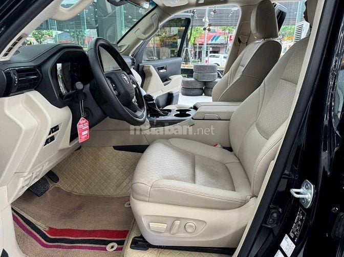 Bán Toyota Land Cruiser LC300 màu đen, Nội thất kem, sản xuất 2024.