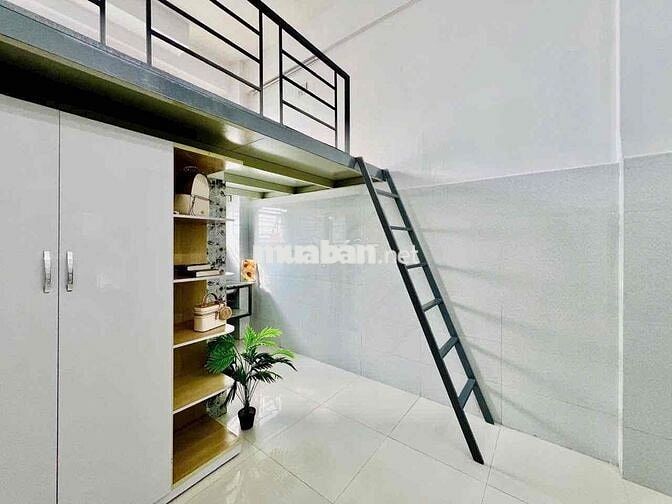 Cửa sổ thoáng full nội thất gác cao đi bộ qua Văn Lang
