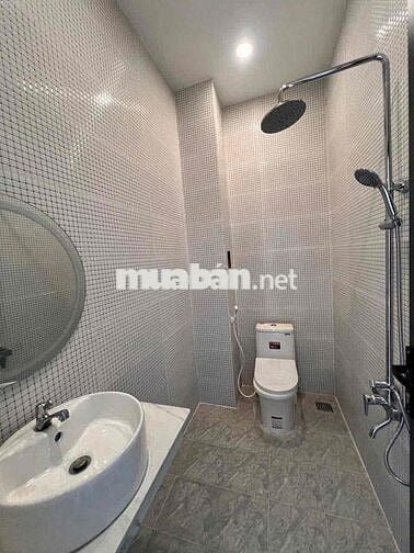 NHÀ SÁT BÊN QUÃNG TRƯỜNG MỸ THO