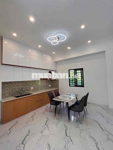 NHÀ SÁT BÊN QUÃNG TRƯỜNG MỸ THO