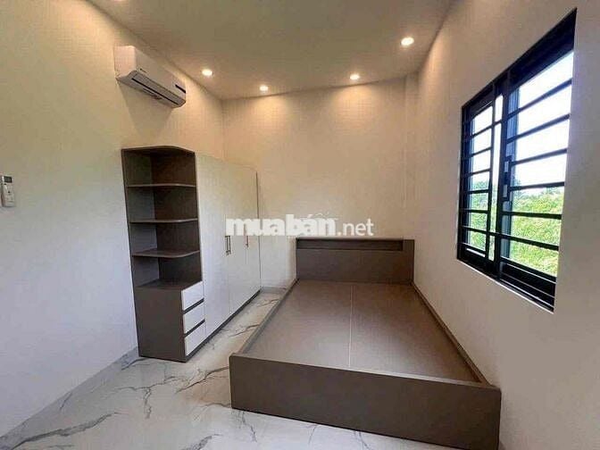 NHÀ SÁT BÊN QUÃNG TRƯỜNG MỸ THO