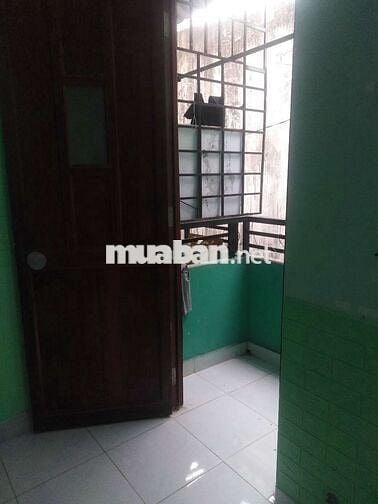 Nhà 1 trệt+ 1lầu riêng biệt. Máy lạnh, nước nóng. Sát Quận 1,3,5
