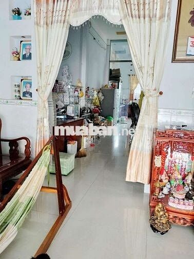 Nhà 2 mặt tiền, mặt trước lộ 6m, mặt sau lộ 5m.