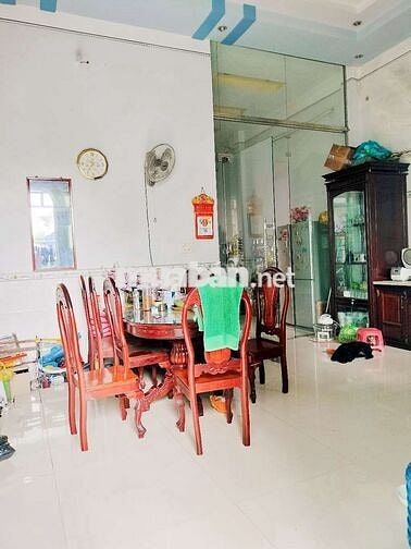 Nhà 2 mặt tiền, mặt trước lộ 6m, mặt sau lộ 5m.