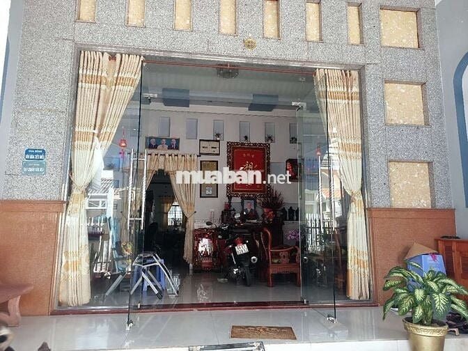 Nhà 2 mặt tiền, mặt trước lộ 6m, mặt sau lộ 5m.
