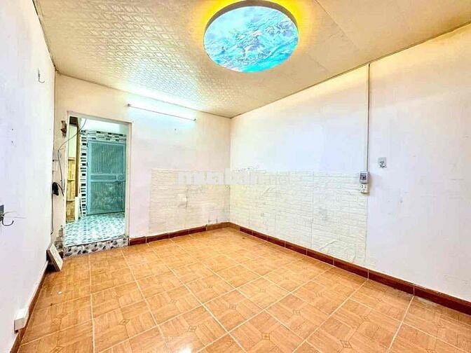 Bán căn tập thể phố 8/3 nhà đẹp lô góc 2 thoáng ở ngay 50m2 tầng 3 giá