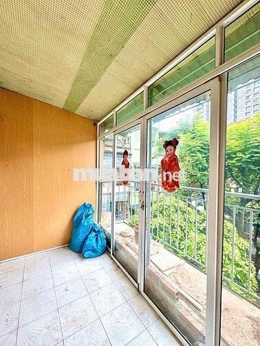 Bán căn tập thể phố 8/3 nhà đẹp lô góc 2 thoáng ở ngay 50m2 tầng 3 giá