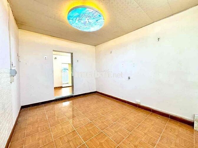 Bán căn tập thể phố 8/3 nhà đẹp lô góc 2 thoáng ở ngay 50m2 tầng 3 giá