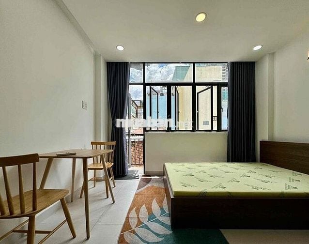 CHO THUÊ CHDV CÓ BAN CÔNG THANG MÁY - GẦN VÒNG XOAY PHÙ ĐỔNG Q1