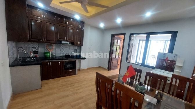 Cho thuê căn hộ mặt phố Cát Linh, sử dụng 80m2, 2 PN, thang máy