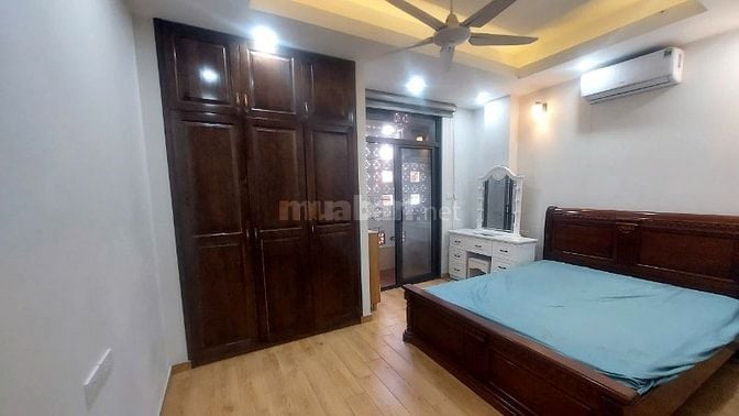 Cho thuê căn hộ mặt phố Cát Linh, sử dụng 80m2, 2 PN, thang máy