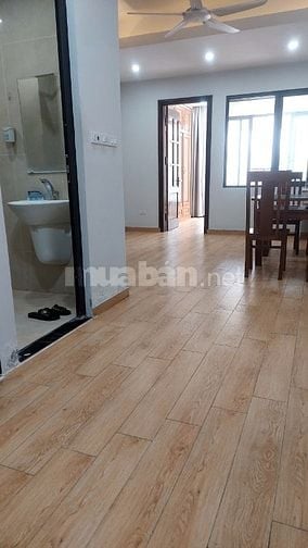 Cho thuê căn hộ mặt phố Cát Linh, sử dụng 80m2, 2 PN, thang máy