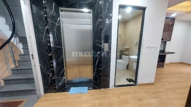 Cho thuê căn hộ mặt phố Cát Linh, sử dụng 80m2, 2 PN, thang máy