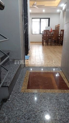 Cho thuê căn hộ mặt phố Cát Linh, sử dụng 80m2, 2 PN, thang máy