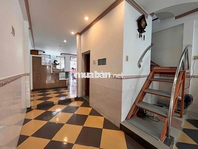 cho thuê nhà mặt tiền đường ô tô, trung tâm tp Nha Trang.