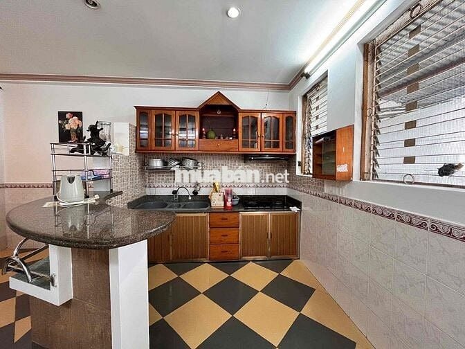 cho thuê nhà mặt tiền đường ô tô, trung tâm tp Nha Trang.