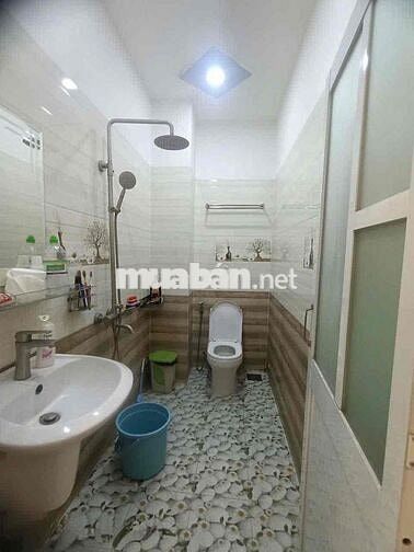 nhà trệt 2 lầu full nội thất có 3 phòng ngủ 2wc sân thượng