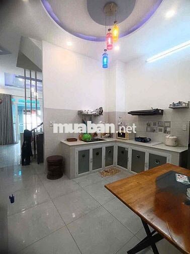nhà trệt 2 lầu full nội thất có 3 phòng ngủ 2wc sân thượng