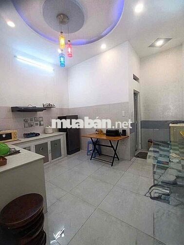 nhà trệt 2 lầu full nội thất có 3 phòng ngủ 2wc sân thượng