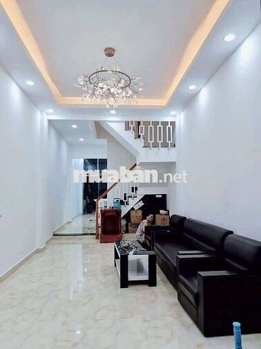 Cần bán căn nhà ngay ngã tư ga