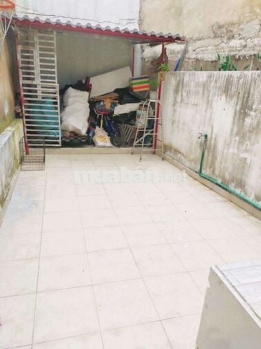 Cần bán căn nhà ngay ngã tư ga