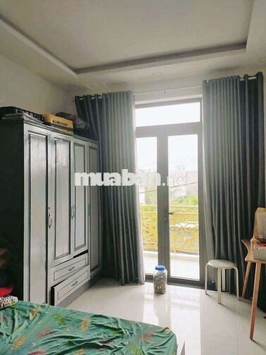 Cần bán căn nhà ngay ngã tư ga