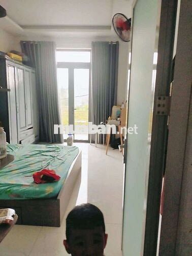 Cần bán căn nhà ngay ngã tư ga
