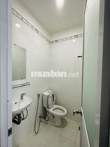 Phòng trọ có ban công, máy lạnh quận 8 gần cầu Nguyễn Văn Cừ