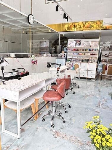 cần sang tiệm nail full nội thất lượng khách ổn định Tân phú