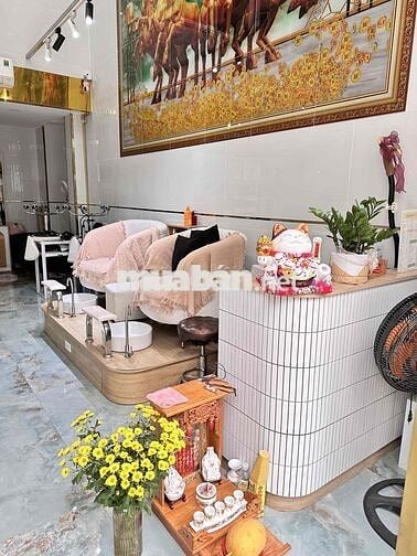 cần sang tiệm nail full nội thất lượng khách ổn định Tân phú