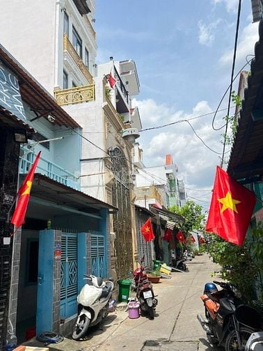 👉 Nhà hẻm thông 4m, 1 trệt 1 lầu, 3PN, 3WC, DT 4,5x12m.