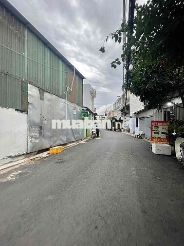 NHÀ 3 LẦU CÁCH MT chỉ vài căn xe hơi tới nơi chưa qua đầu tư giáp PMH