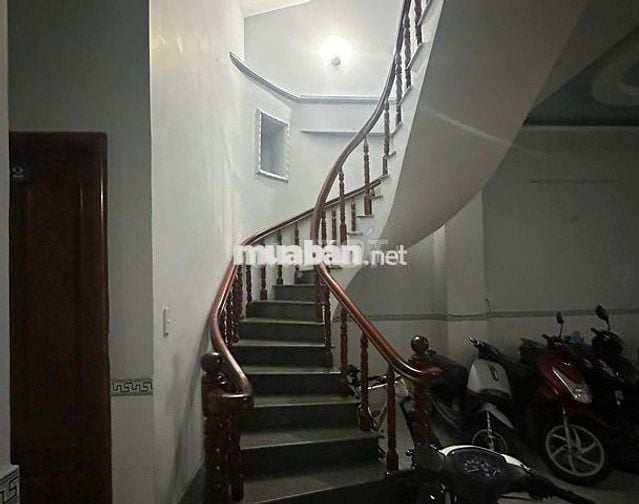 nhà bán hẻm xe hơi đường dương đức hiền DT 8,2x30 đúc 1 trệt 4 lầu