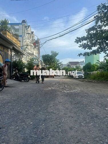 Nhà mới ,sân ôtô, đường 10m. Kdc đồng bộ, 5p ,sân thương.