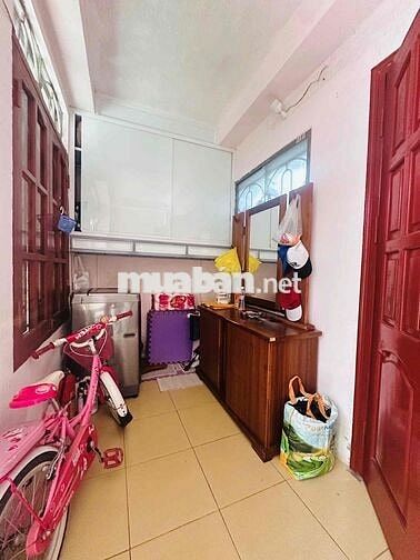 Căn hộ tập thể tầng 1 tt Cầu Giấy – ô tô đỗ cổng, thoáng mát cây xanh
