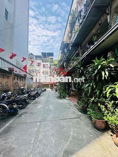 Căn hộ tập thể tầng 1 tt Cầu Giấy – ô tô đỗ cổng, thoáng mát cây xanh
