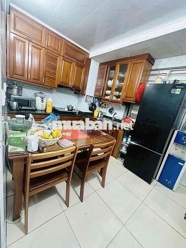 Căn hộ tập thể tầng 1 tt Cầu Giấy – ô tô đỗ cổng, thoáng mát cây xanh