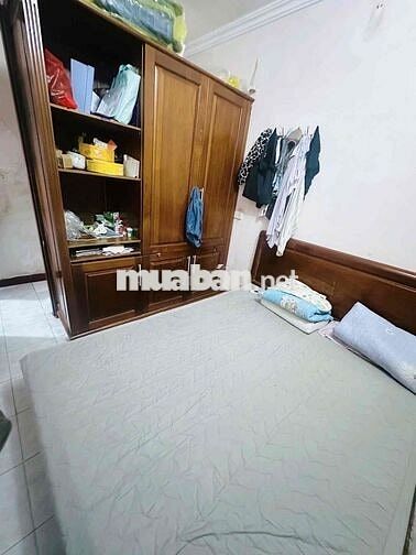 Căn hộ tập thể tầng 1 tt Cầu Giấy – ô tô đỗ cổng, thoáng mát cây xanh