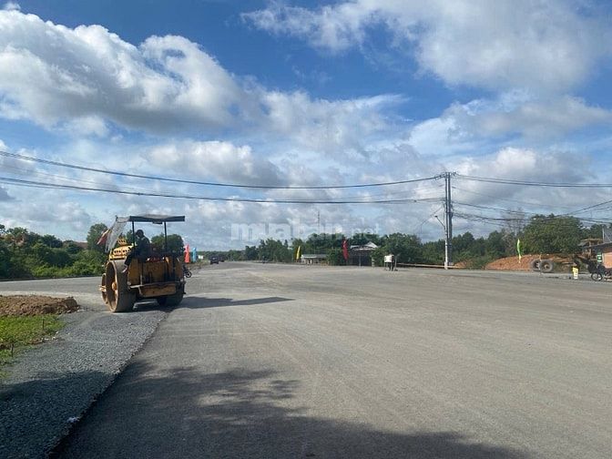 Nhượng lô đất 2812m2, NGANG 70M, ngay chợ, Đức Hòa, Long An, 14tr/m2