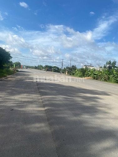 Nhượng lô đất 2812m2, NGANG 70M, ngay chợ, Đức Hòa, Long An