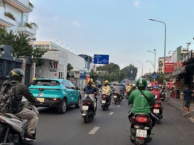 Bán nhà trọ 5lầu hầm HXH Phạm Văn Đồng 81m2 ngang 4.5m 12.5 tỷ sát TSN