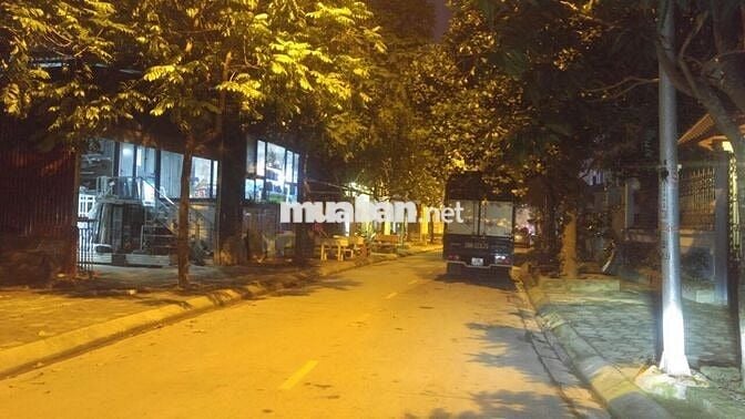 Chính chủ cần bán 55m đất tái định cư Thạch Bàn, đường 13m vỉa hè