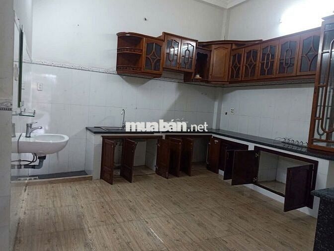 Cho thuê Nhà 8 triệu 4 phòng ngủ có sân đậu ô tô