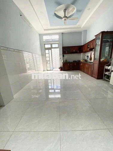 NHÀ RỘNG. TRỆT 2 LẦU 4PN 3WC. BAN CÔNG TRƯỚC SAU